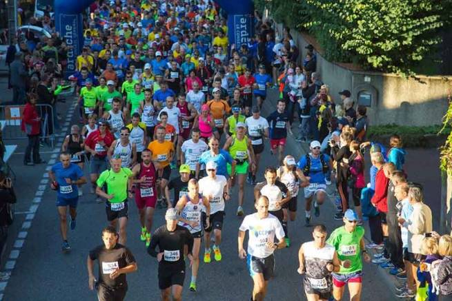 600 marathoniens avaient pris le départ en 2015.|Le Marathon est aussi une grande fête.||