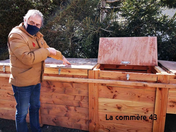 Jean-François Lecki a fabriqué le composteur.|||