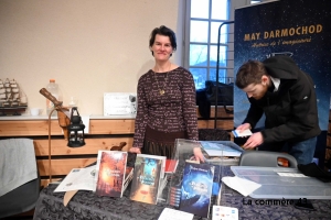 Evelyne Chotteau et les trois premiers tomes de sa série au Salon de l&#039;imaginaire au Puy-en-Velay