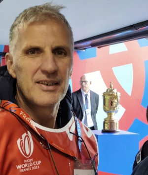 ||Le trophée de la Coupe du monde, Webb-Ellis, était à Saint-Etienne vendredi||