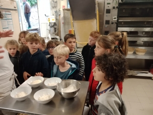 La classe de CE1-CE2 de l&#039;école Saint-Martin de Tence en visite chez le boulanger
