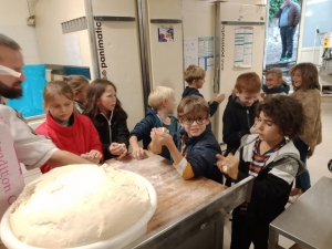 La classe de CE1-CE2 de l&#039;école Saint-Martin de Tence en visite chez le boulanger