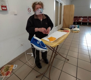Tence : des bénévoles confectionnent des masques pour la population