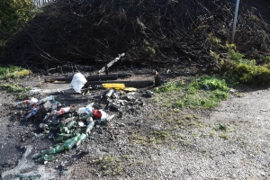 Monistrol-sur-Loire : deux feux de poubelles allumés, la haie du stade brûlée