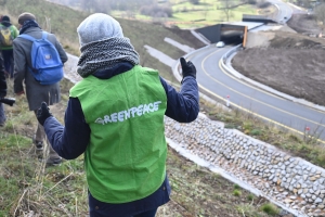 RN88 : des militants de Greenpeace ont mené une action au Pertuis