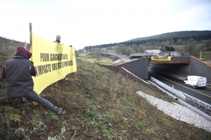RN88 : des militants de Greenpeace ont mené une action au Pertuis