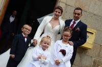 Célie et Dimitri avec leurs trois enfants.|Des enfants très élégants avec des vêtements qui rappelaient ceux des mariés.|Dimitri Ruel avec ses parents.|||