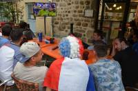 A Monistrol-sur-Loire, au Millenium, on a profité du beau temps pour encourager les Bleus depuis la terrasse.
