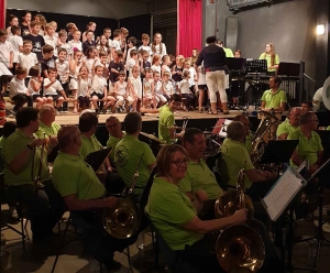 Montfaucon-en-Velay : les écoliers de Saint-Joseph chantent avec Velay Synergie