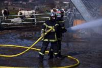 Boisset : un corps de ferme totalement ravagé dans un incendie (vidéo)