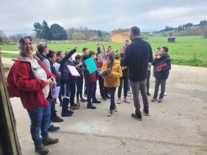 Bas-en-Basset : les écoliers dde Louise-Michel visitent la ferme des Doux Sons