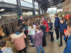Bas-en-Basset : les écoliers dde Louise-Michel visitent la ferme des Doux Sons