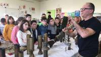 Aurec-sur-Loire : Claude Royon fait découvrir des objets de la Grande Guerre aux écoliers