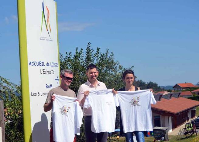 Samuel Mante, Aurélien Tronchon, Clémentine Faure tiennent le tee-shirt spécialement créé pour le Bistrot Chef.||