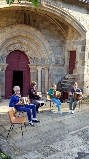 Saint-Pierre-Eynac : de jeunes musiciens se produisent dans le village
