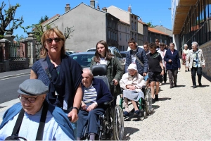 Yssingeaux : 40 personnes âgées promenées par des collégiens en centre-ville