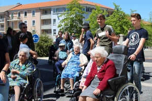 Yssingeaux : 40 personnes âgées promenées par des collégiens en centre-ville