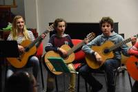 Le Chambon-sur-Lignon : guitaristes et accordéonistes en représentation