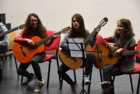 Le Chambon-sur-Lignon : guitaristes et accordéonistes en représentation