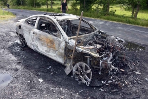 Yssingeaux : une voiture Mercedes totalement détruite dans un feu