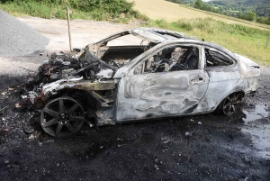 Yssingeaux : une voiture Mercedes totalement détruite dans un feu
