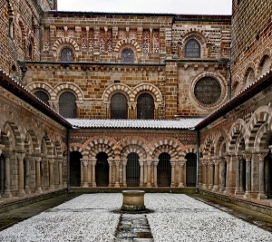 Le cloître de la cathédrale en accès gratuit dimanche au Puy-en-Velay