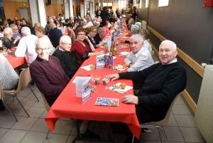 Retournac : 250 personnes âgées au repas et thé dansant de Noël
