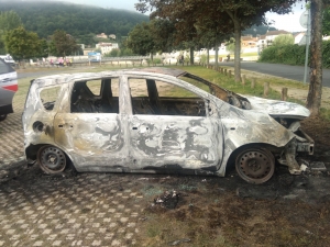 Brives-Charensac : une voiture brûlée sur le parking du stade