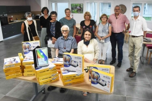 Monistrol-sur-Loire : 30 tablettes offertes par l&#039;ADMR à la résidence seniors