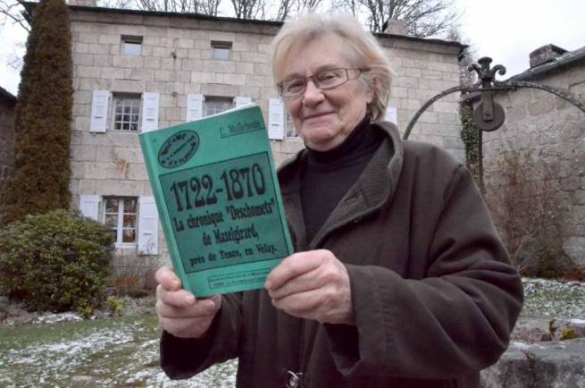 Josette Monnier avec l&#039;ouvrage retraçant l&#039;histoire de sa maison.|